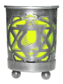 metalowy-swiecznik-z-zielonym-szklanym-wkladem