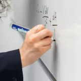 tablica-suchoscieralna-magnetyczna-biala-dlugosc-60-cm-kod-producenta-biala-na-magnesy-zestaw-markery-gabka