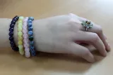 bransoletka-mocy-ametyst-kolor-dominujacy-rozowy