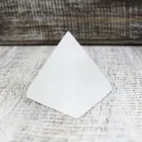 selenit-piramida-5cm-stan-nowy