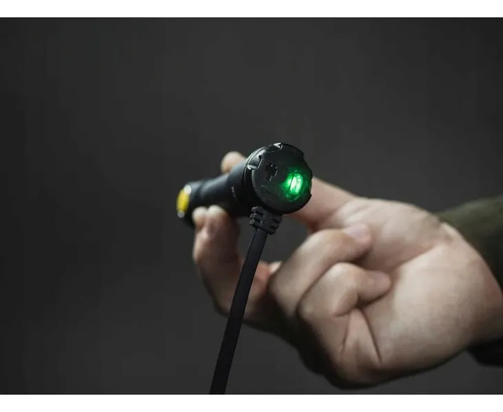 latarka-armytek-prime-c2-warm-magnet-usb-930lm-zasilanie-akumulatorowe