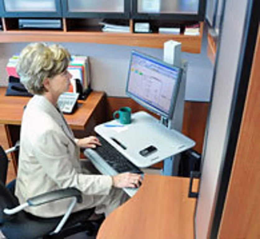 ergotron-workfit-c-mod-single-display-sit-stand-workstation-686-cm-27