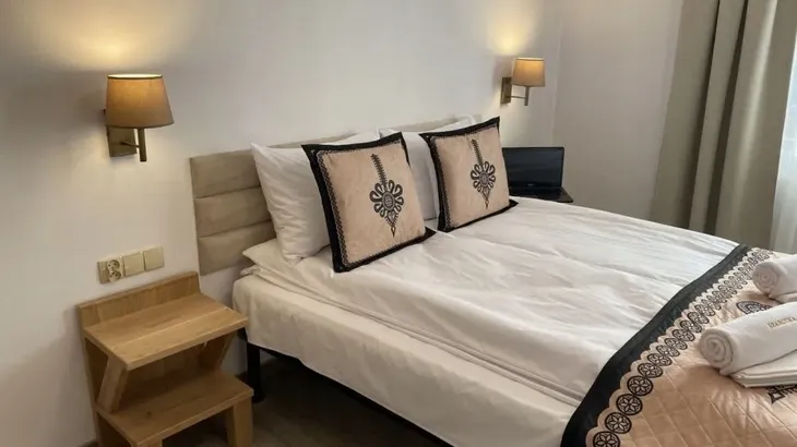 kinkiet-lampa-na-sciane-scienna-zielony-abazur-led-e27-nowoczesny-modny-stan-nowy-kolor-bialy-srebrny-czarny-zloty-bezowy-szary-wielokolorowy