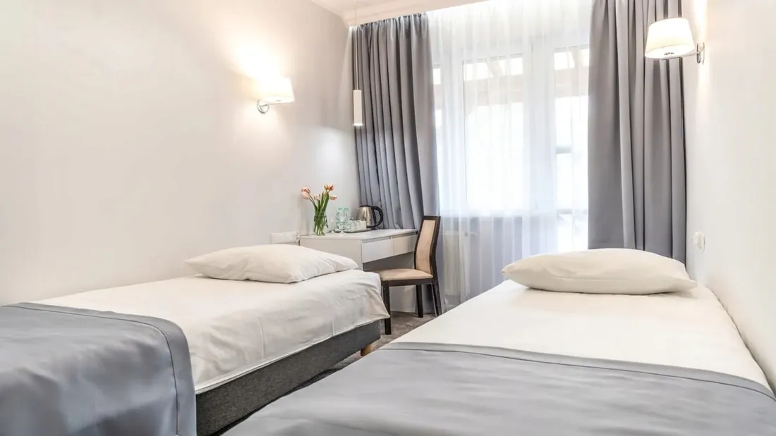 kinkiet-lampa-na-sciane-scienna-led-e27-brazowy-abazur-nowoczesny-do-pokoju