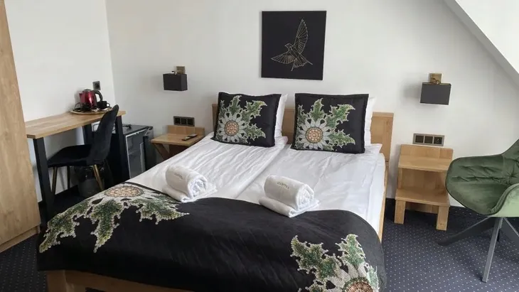 kinkiet-lampa-na-sciane-scienna-zielony-abazur-led-e27-nowoczesny-modny-stan-nowy-kolor-bialy-srebrny-czarny-zloty-bezowy-szary-wielokolorowy