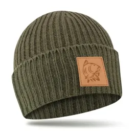 wedkarska-wywijana-ciepla-czapka-zimowa-na-ryby-kolor-khaki-naszywka-karp