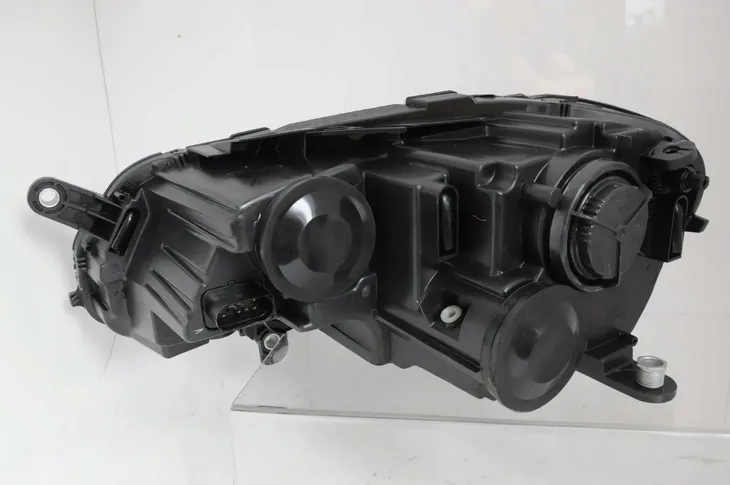 vw-passat-b7-2010-reflektor-prawy-depo-strona-zabudowy-prawa