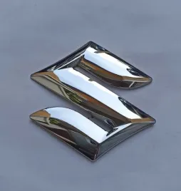 emblemat-suzuki-s-srebrny-polysk-3d-logo-zestaw-2szt