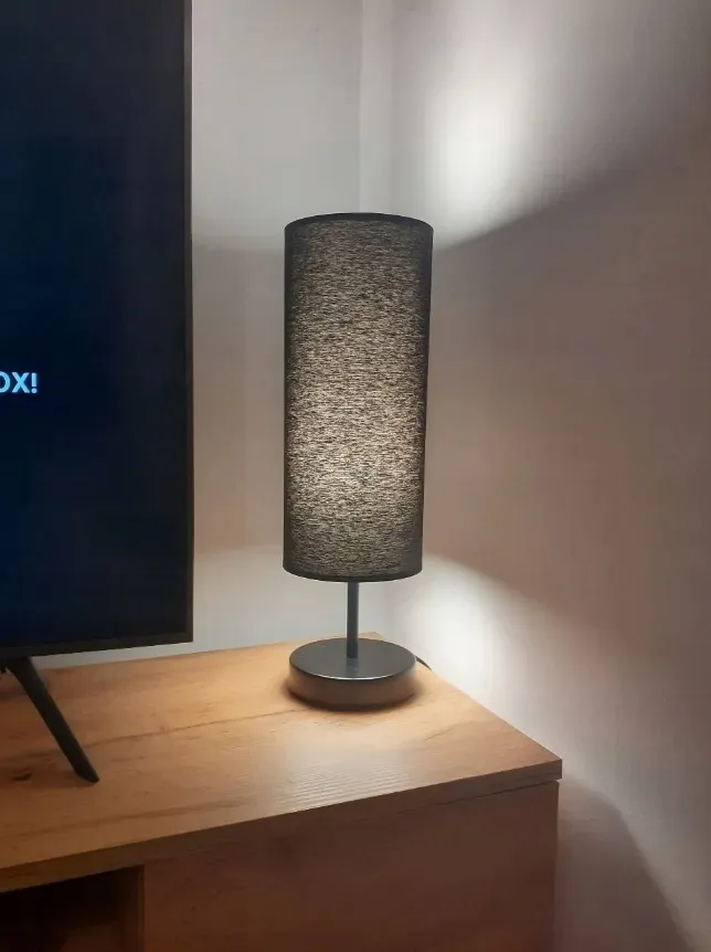 lampka-nocna-biurkowa-lampa-czarna-z-abazurem-led-e27-modna-do-sypialni