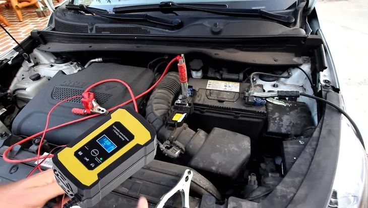prostownik-samochodowy-do-akumulatorow-12v-6a-marka-linbox