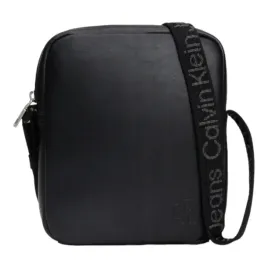 calvin-klein-torba-listonoszka-ultralight-reporter18-w-pkt-pu-czarna