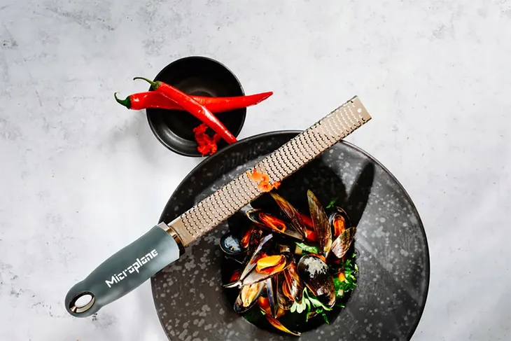 tarka-premium-zester-after-dark-grey-microplane-material-obudowy-tworzywo-sztuczne