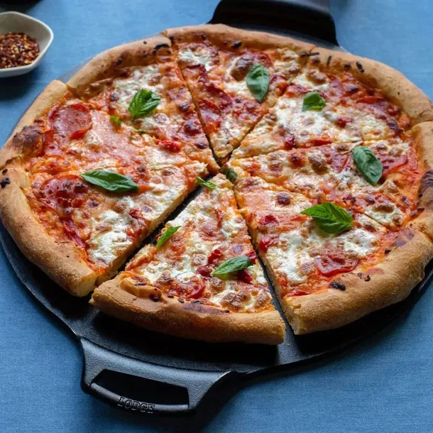 plyta-zeliwna-do-pizzy-lodge-rodzaj-klasyczna