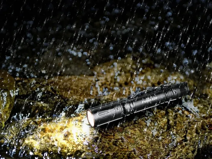 latarka-diodowa-fenix-e20-v2-0-material-aluminium