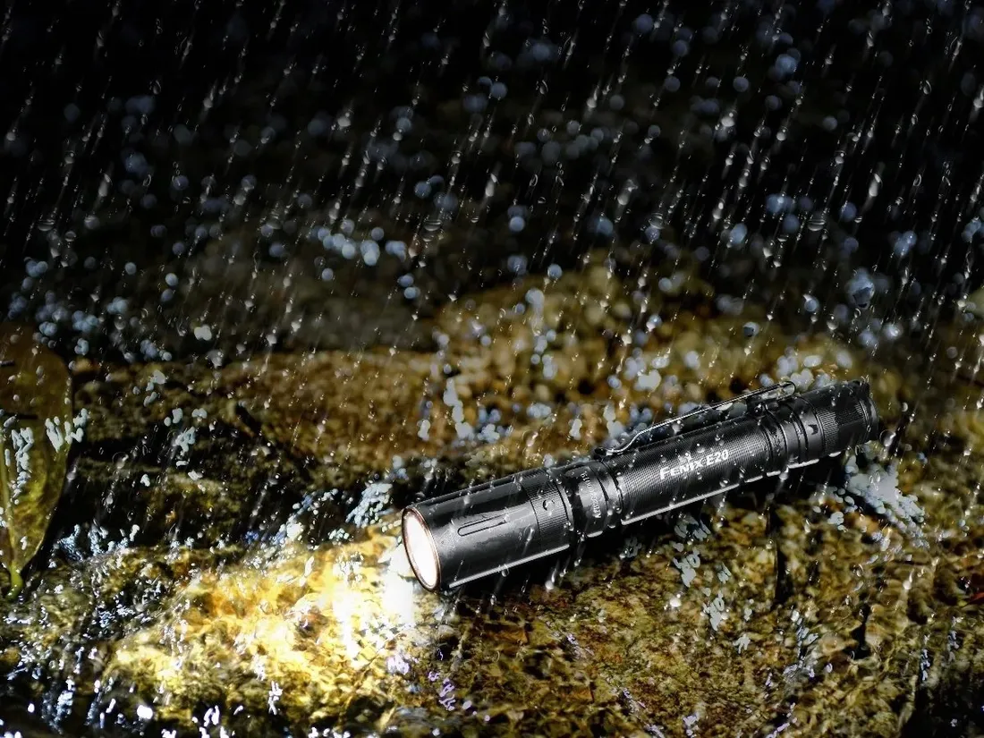 latarka-diodowa-fenix-e20-v2-0-stan-nowy