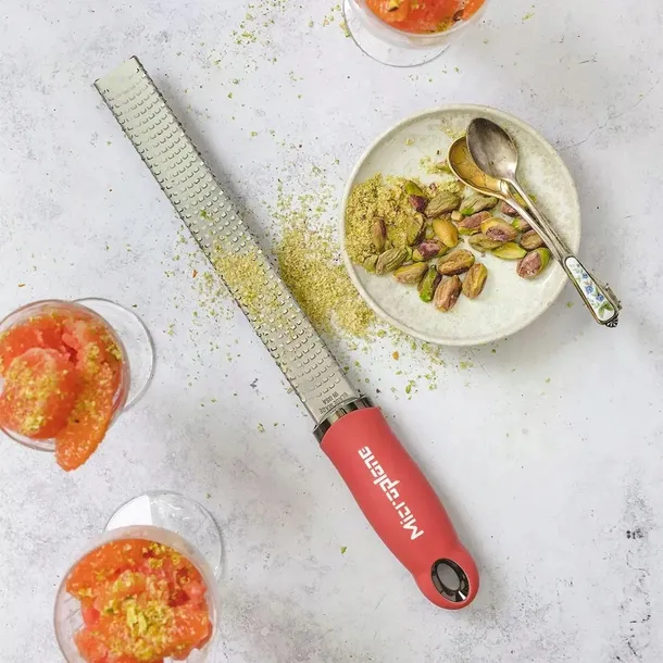 tarka-premium-zester-pomegranate-red-microplane-zasilanie-reczne
