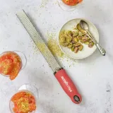 tarka-premium-zester-pomegranate-red-microplane-zasilanie-reczne