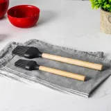 kitchenaid-pedzelek-silikonowy-22cm-classic-bamboo-marka-kitchenaid-kolor-czarny