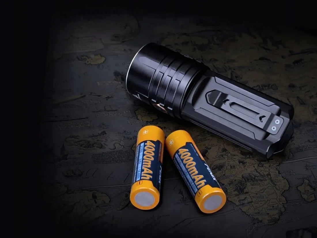 latarka-diodowa-fenix-lr35r-stan-nowy