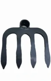 solidna-motyka-czterozebna-kuta-kopania-premium