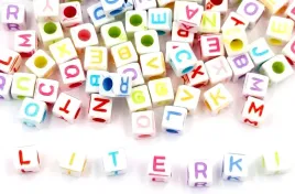 koraliki-literki-litery-modulowe-kostki-akrylowe-6mm-bialo-kolorowe-100szt