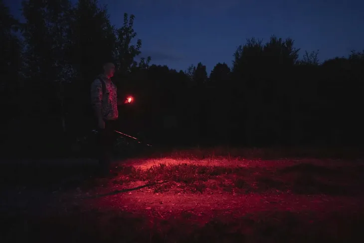 latarka-armytek-crystal-pro-red-material-tworzywo-sztuczne