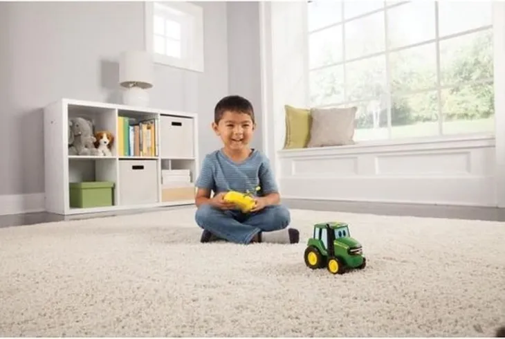 tomy-john-deere-johnny-tractor-rc