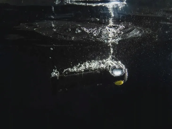 latarka-armytek-wizard-c2-magnet-usb-warm-material-aluminium