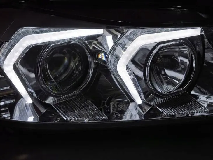 lampy-przednie-bmw-e90-e91-05-08-chrome-led-rodzaj-swiatel-mijania-tradycyjne-halogenowe
