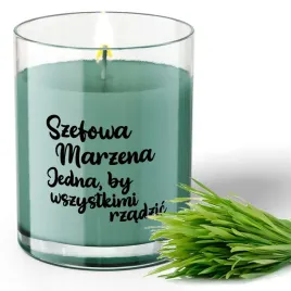 swieca-zapachowa-personalizowana-etykieta-dla-szefowej-imie-01-swieza-trawa