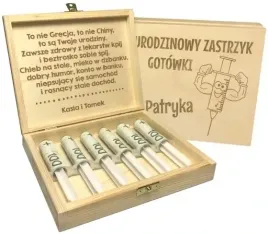 prezent-urodziny-18-30-40-50-drewniane-pudelko-zastrzyk-gotowki-z-grawerem
