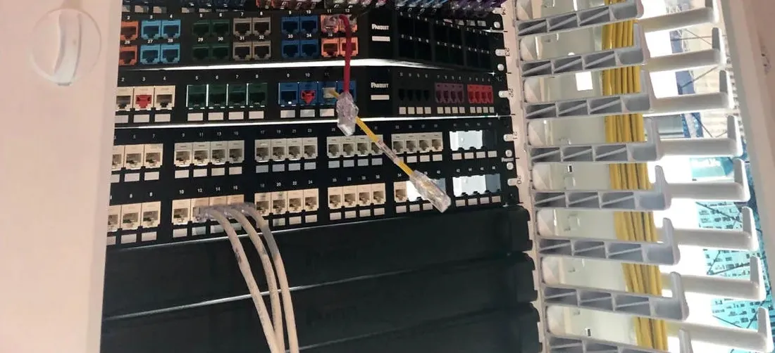 panduit-mini-com-patch-panel-pusty-patchpanel-katowy-19-rack-48xrj45-1u
