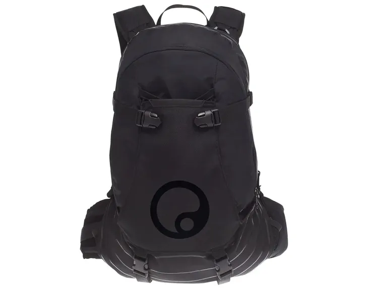 plecak-ergon-ba3-black-stealth-stan-nowy-cechy-dodatkowe-kieszen-na-okulary-mocowanie-kasku-pas-biodrowy-pas-piersiowy-pokrowiec-przeciwdeszczowy-regulowany-system-nosny-system-h2o-system-wentylacji-plecow-system-wentylacji-szelek-wodoodporny