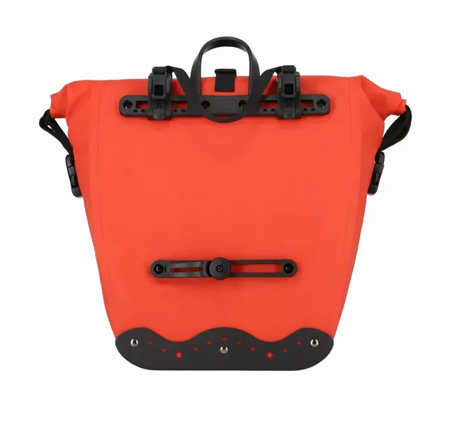 torba-rowerowa-basics-czerwona-rodzaj-tylny
