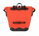 torba-rowerowa-basics-czerwona-rodzaj-tylny