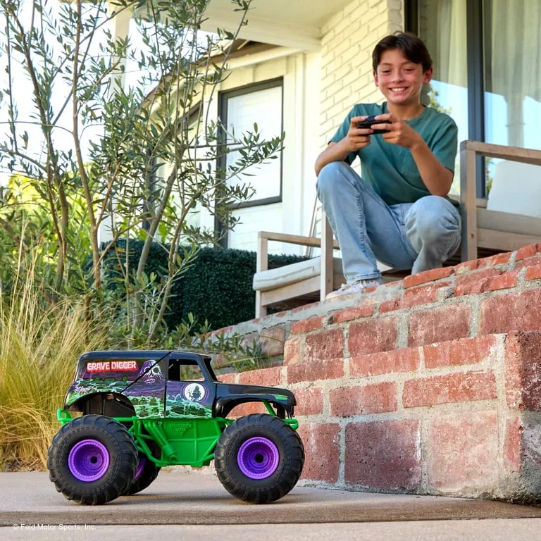 monster-jam-master-wreck-and-repair-grave-digger