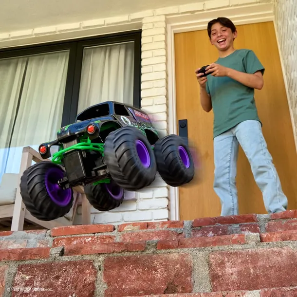 monster-jam-master-wreck-and-repair-grave-digger