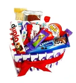 tort-kinder-milka-serce-prezent-urodziny-czekoladki-mix-slodyczy-slodki-box