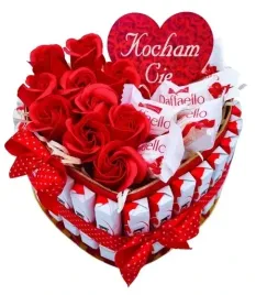 tort-kinder-roze-slodycze-prezent-na-walentynki-kosz-prezentowy-box
