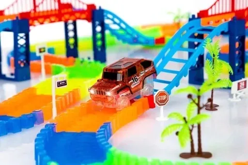 tor-samochodowy-swiecacy-glow-tracks-auto-marka-kinderplay
