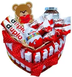 tort-kinder-box-kosz-prezentowy-zestaw-slodyczy-prezent-na-walentynki