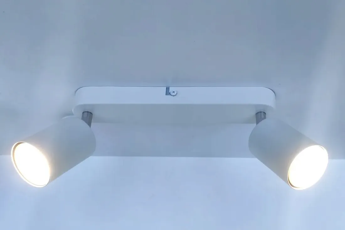 lampa-sufitowa-scienna-spot-halogen-2xgu10-biala-stan-nowy