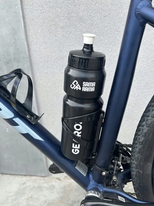 zestaw-bidon-rower-750-ml-uchwyt-koszyk-sruby