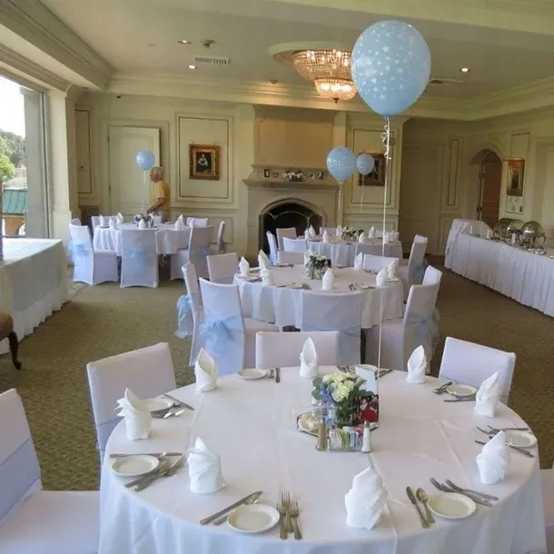 komunijny-pokrowiec-na-zwykle-krzeslo-bialy-na-slub-wesele-komunie-chrzest-przeznaczenie-na-ubrania