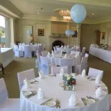 komunijny-pokrowiec-na-zwykle-krzeslo-bialy-na-slub-wesele-komunie-chrzest-przeznaczenie-na-ubrania