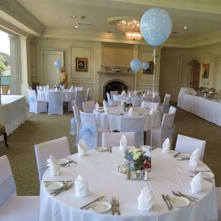 komunijny-pokrowiec-na-zwykle-krzeslo-bialy-na-slub-wesele-komunie-chrzest