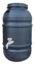 beczka-zbiornik-na-deszczowke-czarna-na-wode-220l-kran