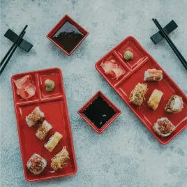 zestaw-do-serwowania-sushi-dla-2-osob-paleczki-talerzyki-miseczki-prezent