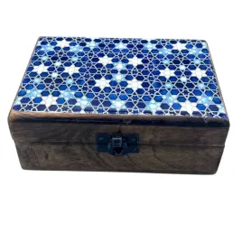 duze-drewniane-pudelko-z-ceramiczna-powloka-biale-gwiazdy