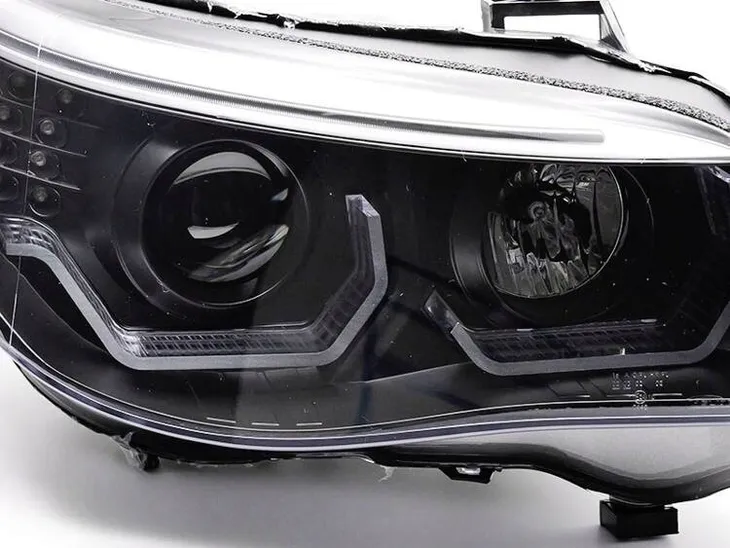 reflektory-angel-eyes-led-3d-black-do-bmw-e60-e61-03-07-strona-zabudowy-lewe-prawe